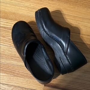 Unisex Dansko Professional Black Slip-On clogs - size 40